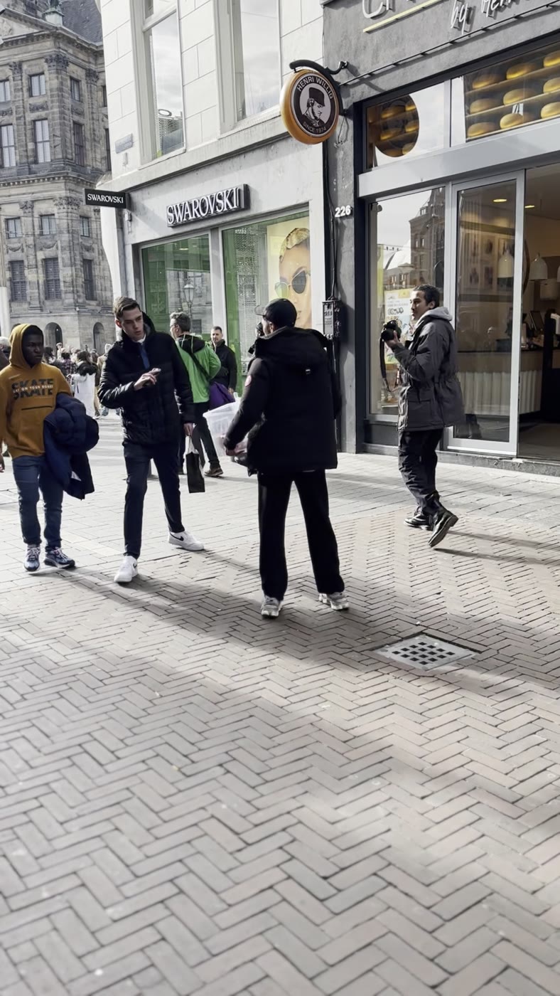 Presenter walking the Kalverstraat with the giveaway box